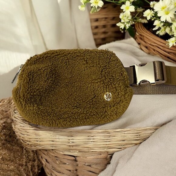 Lululemon Fleece Everywhere‎ Belt Bag - Picture 1 of 7